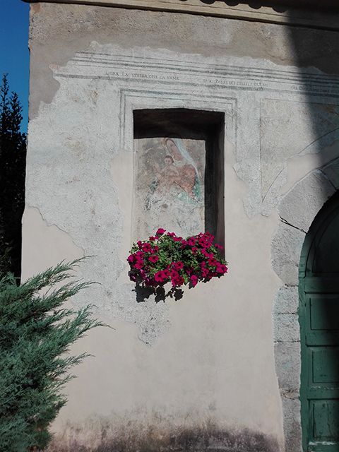Caglio, la Madonnina sulla facciata di casa Bianconi